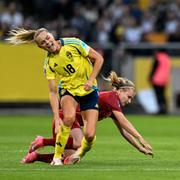 Sveriges Fridolina Rolfö faller och skadar sig i en duell under matchen mellan Sverige och Danmark i Nations League.