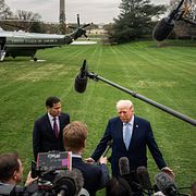 Donald Trump och utrikesminister Marco Rubio talar med reportrar i Washington på fredagen.