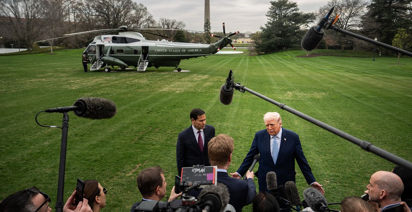 Donald Trump och utrikesminister Marco Rubio talar med reportrar i Washington på fredagen.