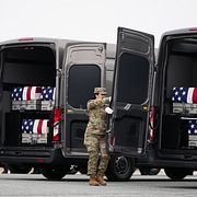 En bild från mars, då amerikanska soldater som dödats i en attack mot Kuwait återvände till USA.