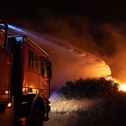 Brandmän bekämpar skogsbranden i omkring La Fare, norr om  Perpignan i Frankrike den 2 juli.