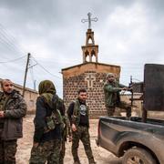 Kurdiska stridande vid en assyrisk kyrka i Tel Tamr.