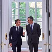 Spaniens premiärminister Pedro Sánchez och Frankrikes president Emmanuel Macron på en gemensam pressträff.