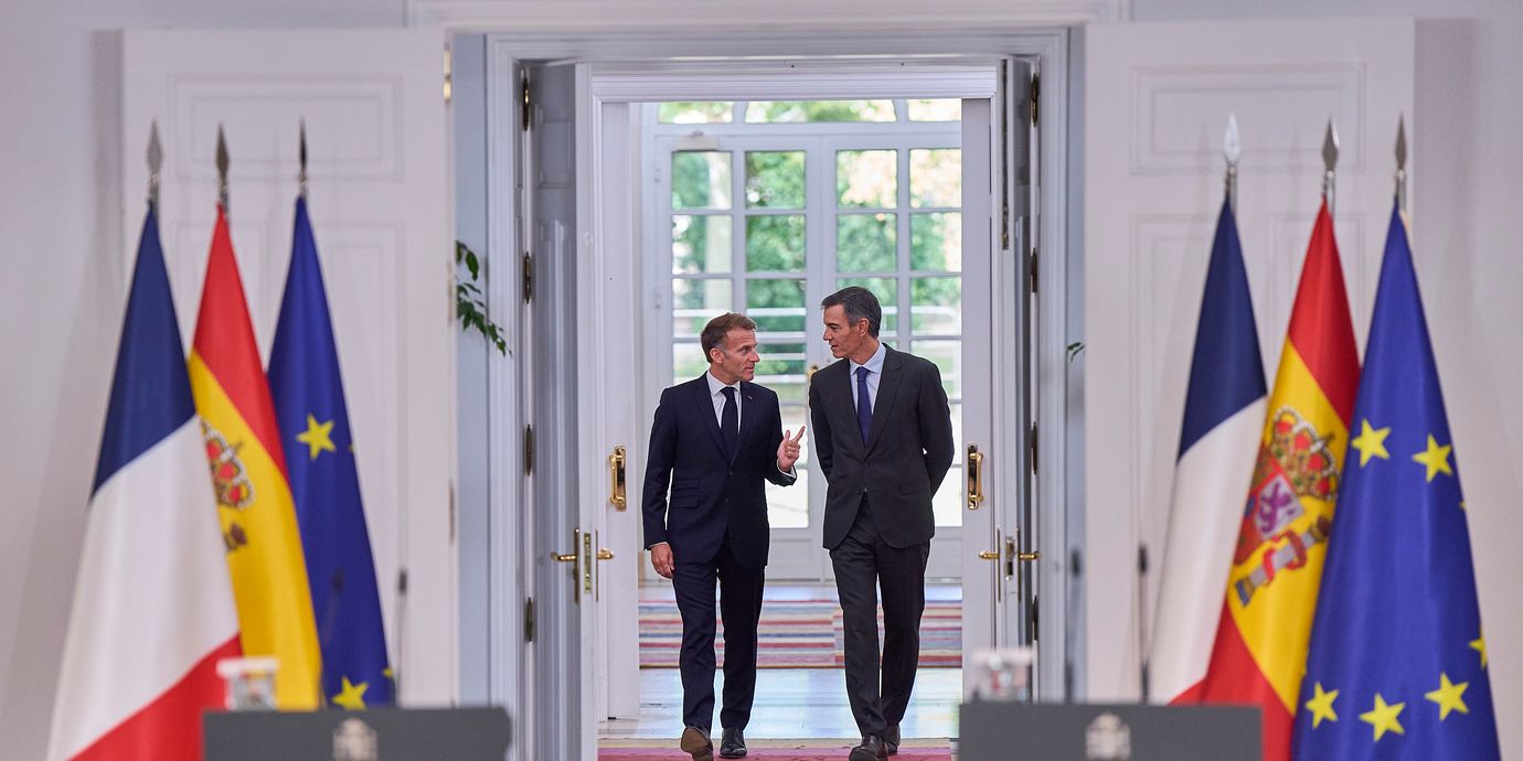 Spaniens premiärminister Pedro Sánchez och Frankrikes president Emmanuel Macron på en gemensam pressträff.