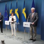 Socialminister Lena Hallengren, statsminister Stefan Löfven och vice statsminister Isabella Lövin lyssnar när Folkhälsomyndighetens generaldirektör Johan Carlson talar.