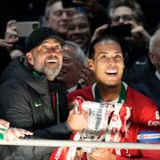 Liverpools tränare firar titeln tillsammans med Virgil van Dijk 