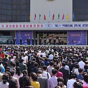 Besökare utanför en handelsmässa i Pyongyang. Bilden kommer från den statskontrollerade nordkoreanska nyhetsbyrån KCNA – innehållet har inte kunnat verifieras av nyhetsbyrån Reuters.