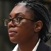 Storbritanniens premiärminister Keir Starmer och Toryledaren Kemi Badenoch