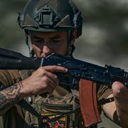 Ukrainsk soldat vid fronten. LIBKOS / AP