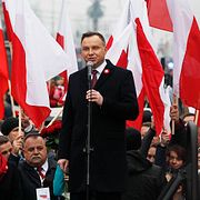 Andrzej Duda talar på manifestationen.