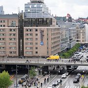 Klarabergsgatan korsar över Vasagatan i centrala Stockholm.
