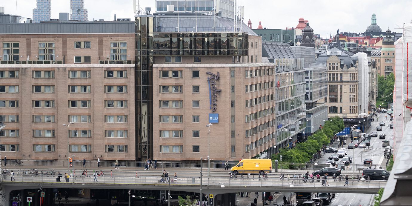 Klarabergsgatan korsar över Vasagatan i centrala Stockholm.