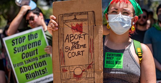 Demonstranter i USA efter Högsta domstolens beslut att riva upp den nationella aborträtten genom domen Roe mot Wade.  Damian Dovarganes / AP