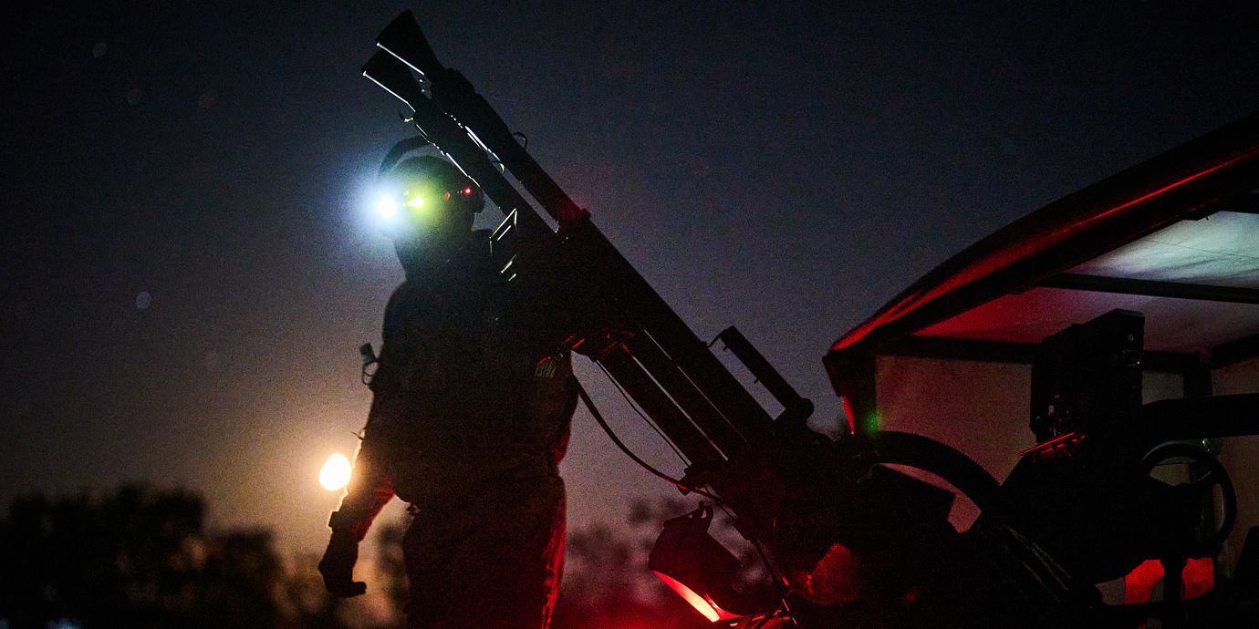 En ukrainsk soldat gör sig redo att skjuta ner ryska drönare som riktats mot Kyjiv, 19 september.