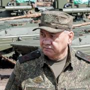 Rysslands försvarsminister Sergei Shoigu inspekterar den ryska militärens vapen. 