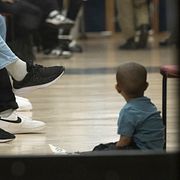 Arkivbild: Vårdbehövande papperslösa i väntrummet hos vilontärorganisationen Läkare i världen i oktober 2024.