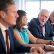 Keir Starmer i förgrunden. Jeremy Corbyn trea från vänster. Arkivbild.