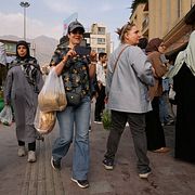 Människor på gatan i Irans huvudstad Teheran.