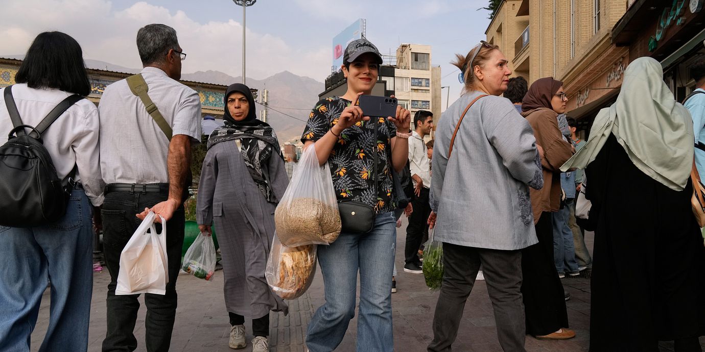 Människor på gatan i Irans huvudstad Teheran.