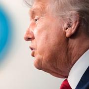 Donald Trump håller pressträff.