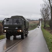 Militärfordon i ​Przewodów. Platsen där en robot av samma modell slog ner i Polen. Evgeniy Maloletka / AP