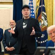 Elon Musk tillsammans med Donald Trump i maj. 