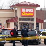 Polisen utanför King Soopers i Boulder, Colorado.