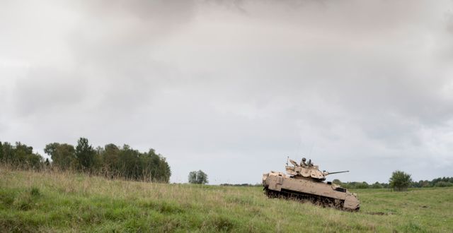 Förband ur Skaraborgs regemente övar med ett amerikanskt förstärkt pansarskyttekompani som ett led i förberedelserna inför inför försvarsövningen Aurora 17, i september 2017. Björn Larsson Rosvall/TT