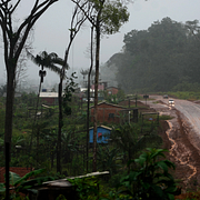 Folk fraktar bensin över floden i Oiapoque.