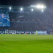 Arkivbild. Lagen ställer upp framför Malmös klack inför torsdagens fotbollsmatch i Uefa Europa League mellan Malmö FF och Crvena Zvezda (Röda stjärnan) på Eleda stadion i Malmö, Sverige, i januari i år.