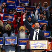 Zohran Mamadani möter väljare.