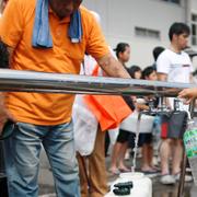 Invånare i Mihara i japanska Hiroshima har fått vattentankar levererade sedan översvämningarna har skurit av tillgången till dricksvatten. 