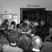 Åhörare går in till rättssalen i februari 1988 för att bevittna rättegången mot de två läkare som senare frikändes för mordet på 27-åriga Catrine da Costa.