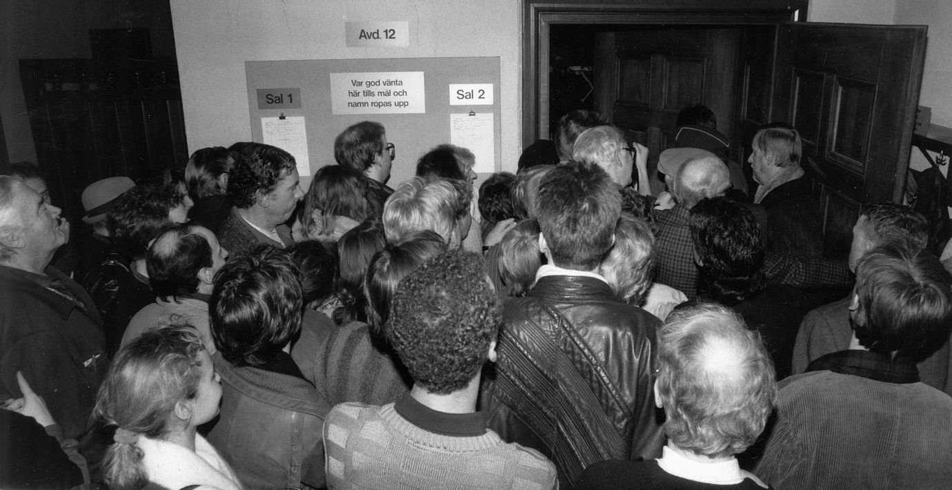 Åhörare går in till rättssalen i februari 1988 för att bevittna rättegången mot de två läkare som senare frikändes för mordet på 27-åriga Catrine da Costa.