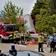 Räddningstjänst och brandkår arbetar på olycksplatsen.