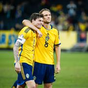 Sveriges Victor Nilsson Lindelöf och lagkapten Albin Ekdal.