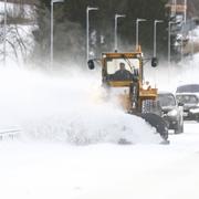 Plogbil röjer snö på gamla E4, numera E796 norr om Linköping.