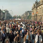 Folkhav på gatan Unter den Linden den 3 oktober 1990 sedan återföreningen blev ett faktum.
