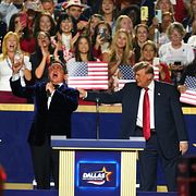 Donald Trump  tillsammans med tenoren Christopher Macchio, som sjunger Nessun Dorma från Puccinis ”Turandot” på det republikanska konventet.