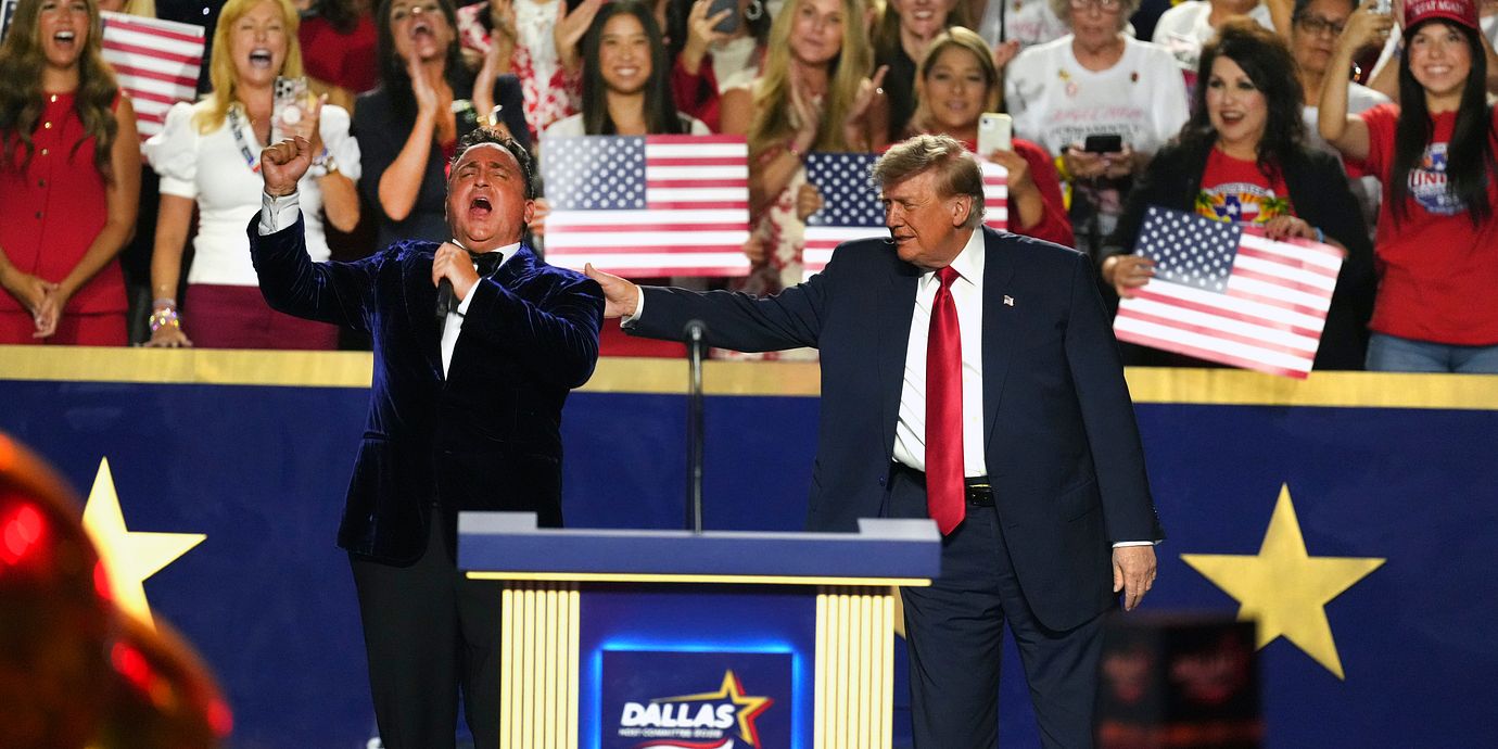 Donald Trump  tillsammans med tenoren Christopher Macchio, som sjunger Nessun Dorma från Puccinis ”Turandot” på det republikanska konventet.