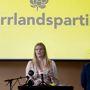 Arkivbild från 17 september: Norrlandspartiets ordförande Elina Arab och Robert Thunfors under pressträff på Hernö Gin Hotell i Härnösand.