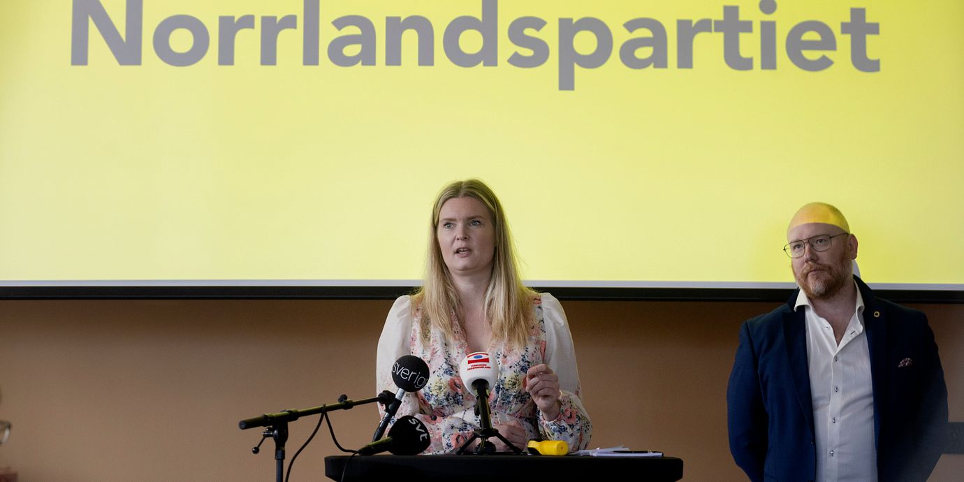 Arkivbild från 17 september: Norrlandspartiets ordförande Elina Arab och Robert Thunfors under pressträff på Hernö Gin Hotell i Härnösand.