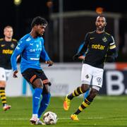 Joseph Baffo och AIK:s Henok Goitom.