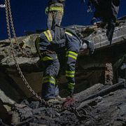 Ett bostadshus i Sumy i Ukraina som träffats av en rysk drönarattack på lördagen.