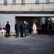  Ljus och blommor har lagts ner vid en gångtunnel i Fruängen efter att en av de två tonårspojkar som sköts i söndags har avlidit.