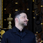 Till vänster: Donald Trump och Volodymyr Zelenskyj under ett möte i Florida 2025. Till höger: Ett Patriot-system i Ukraina, fotograferat i augusti 2024.