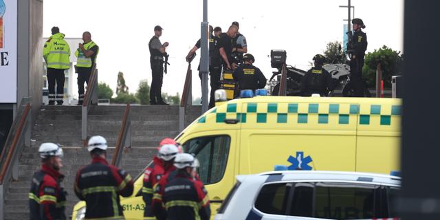 Poliser vid köpcentret Field's i Köpenhamn där söndagens dödsskjutning skedde. Tre personer dödades och flera personer skadades Andreas Hillergren  / TT