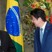 Temer besökte Abe vid hans residens i Tokyo.