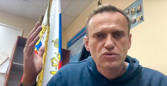 Navalnyj i en bild från videoklippet.  TT NYHETSBYRÅN