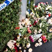 Blommor och ljus utanför polisens avspärrningsband kring villan i Bjärred.